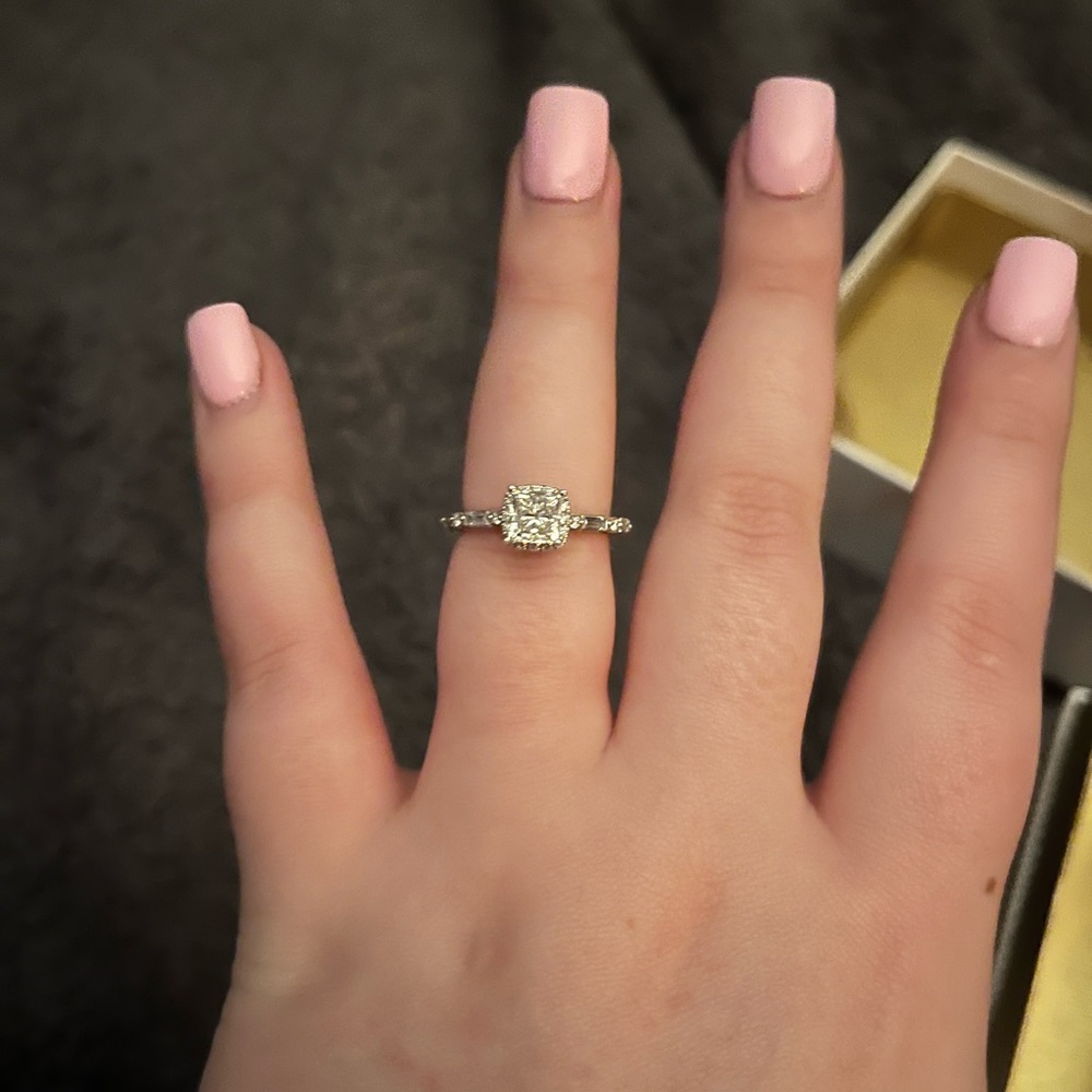 Neil lane 1 1/2 Carat total weight. Center diamond is 1 carat.